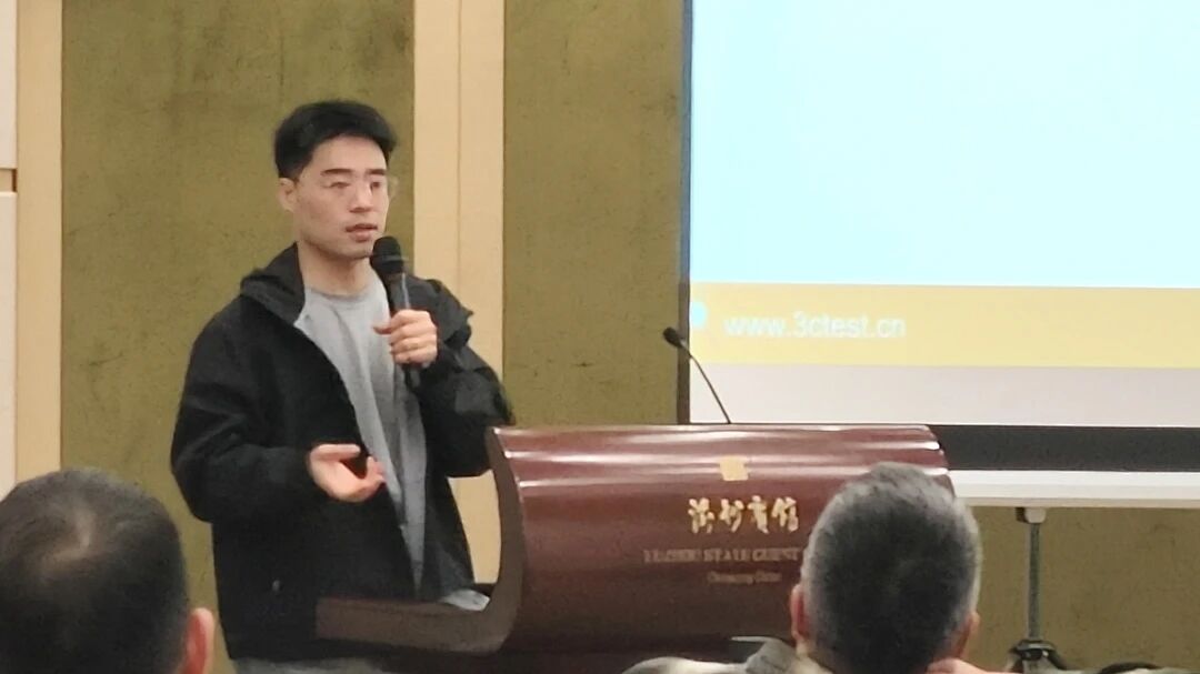 Hui Xiaohui Giving a Presentation